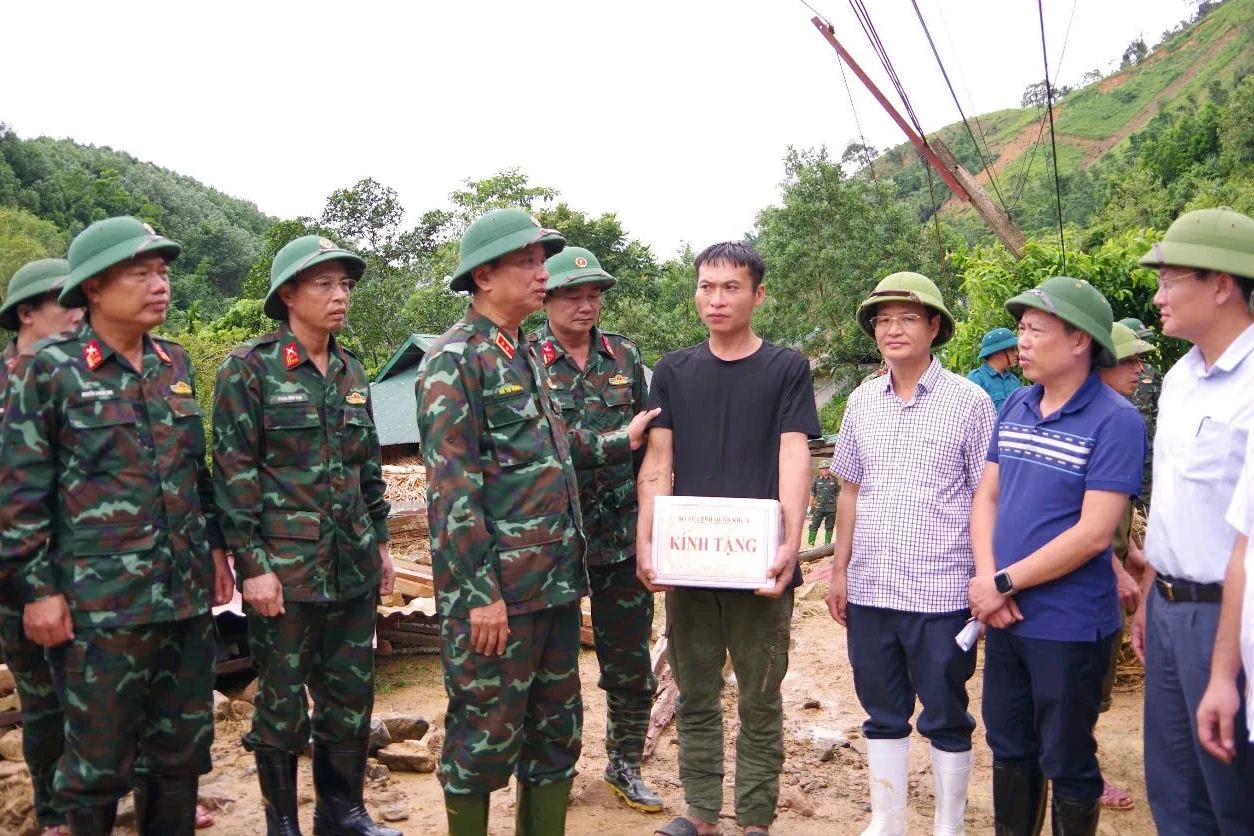 មេបញ្ជាការយោធភូមិភាគទី៤ ចុះពិនិត្យ និងផ្តល់សម្ភារចាំបាច់ដល់ប្រជាពលរដ្ឋនៅតំបន់រងគ្រោះដោយទឹកជំនន់