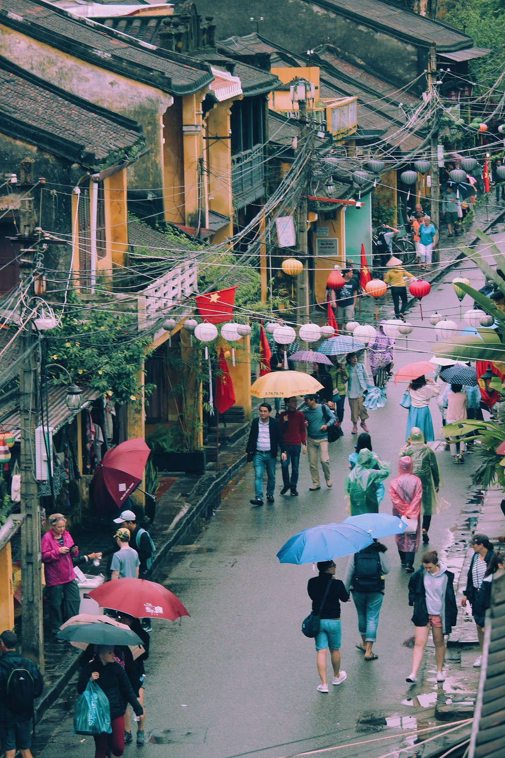 Vẫn biết Hội An đẹp, ai ngờ đẹp cả trong mưa! - Ảnh 11.