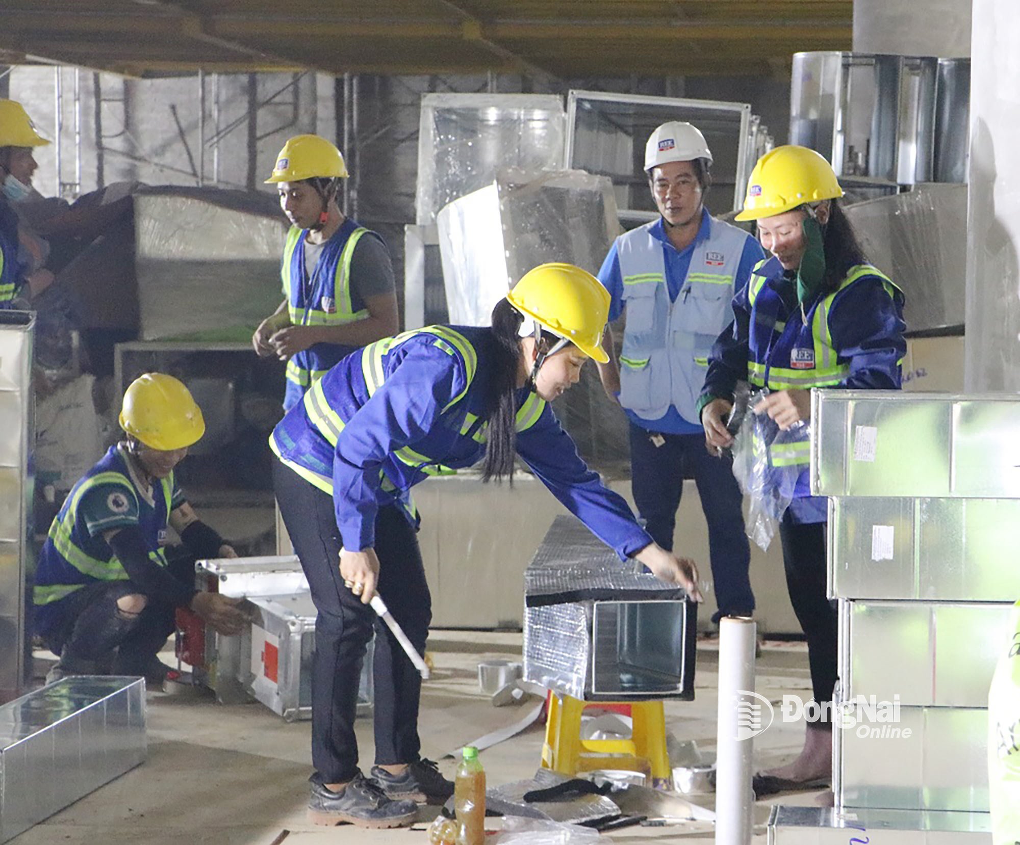 Công nhân lắp đặt thiết bị công trình nhà ga hành khách Sân bay Long Thành giai đoạn 1. Ảnh: Phạm Tùng
