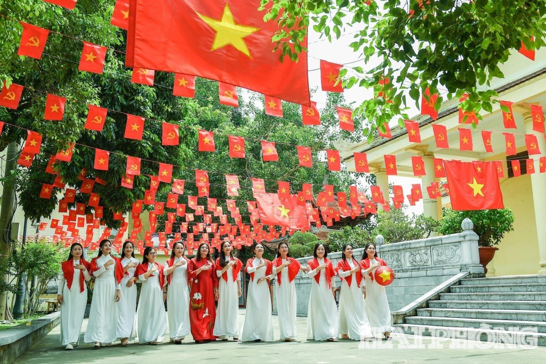 建国記念日を祝う旗や花が至る所で飾られています。写真：タン・チュン