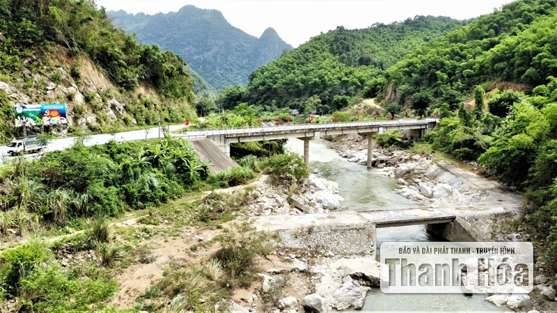 Visitando a relíquia revolucionária da ponte Pha Lo