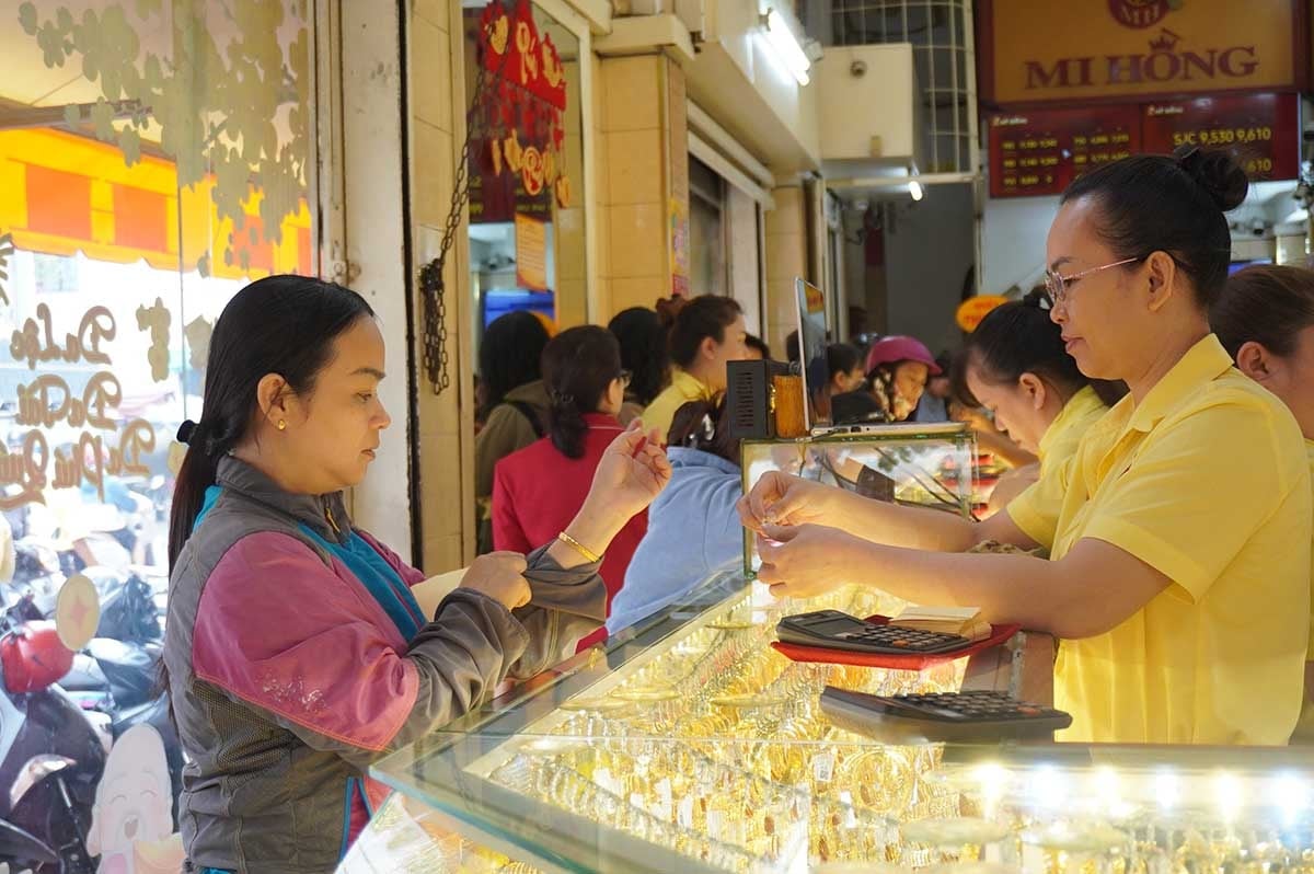 Giá vàng hôm nay 30/8: Giá vàng miếng sắp tăng lên 130 triệu, vàng nhẫn và vàng thế giới tăng kỷ lục