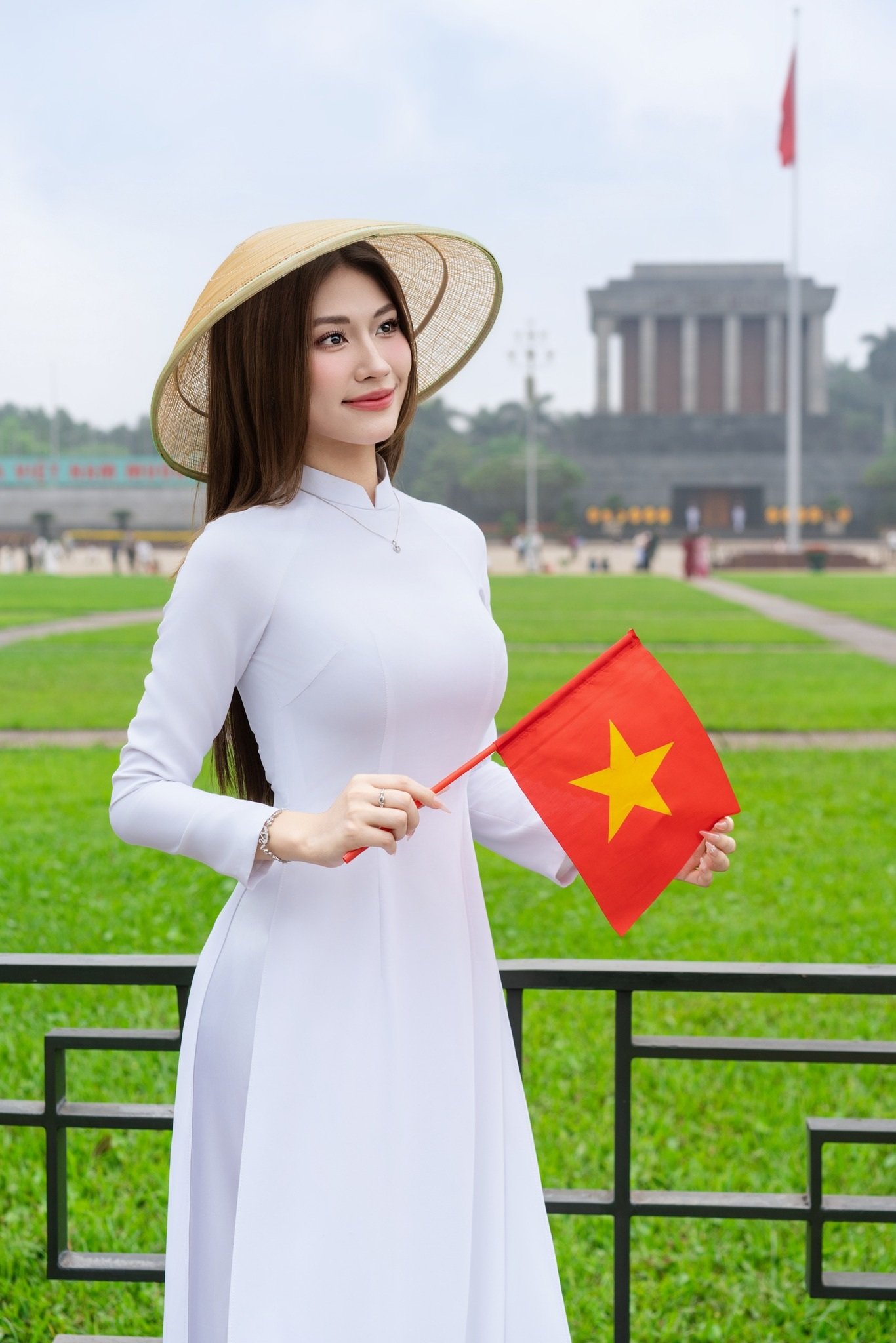 Cô gái xinh đẹp cao 1,73m ở hàng đầu khối diễu hành 54 dân tộc là ai? - 11