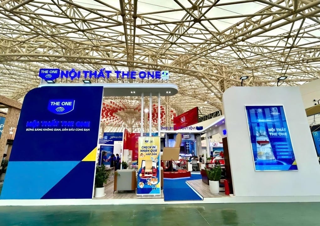 Chiêm ngưỡng ghế The One cao 2,5m của gian hàng Nội thất The One tại Triển lãm A80 - 1