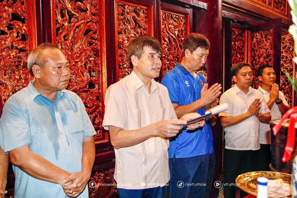 Seleção Vietnamita Sub-23 oferece incenso em homenagem a Hung King - foto 2
