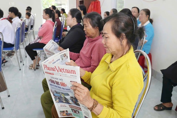 Khánh Hòa: Phụ nữ và trẻ mồ côi được tặng Báo Phụ nữ Việt Nam- Ảnh 3.