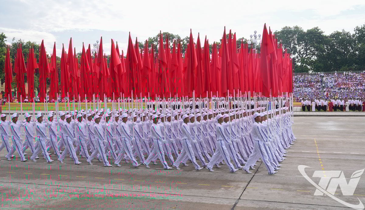 Khối hồng kỳ trình diễn tại buổi lễ.