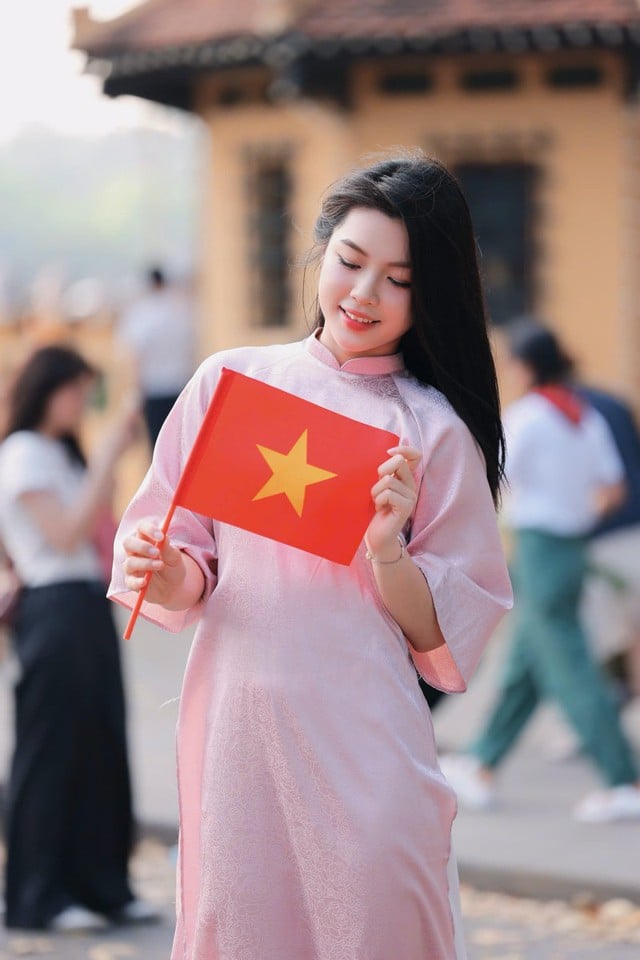 ‘Hot girl’ bóng chuyền Hà Kiều Vy gây thương nhớ với bộ ảnh mừng Quốc khánh - Ảnh 11.