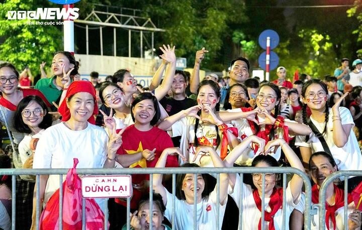 Người dân xếp hàng chờ xem tổng duyệt diễu binh, diễu hành.