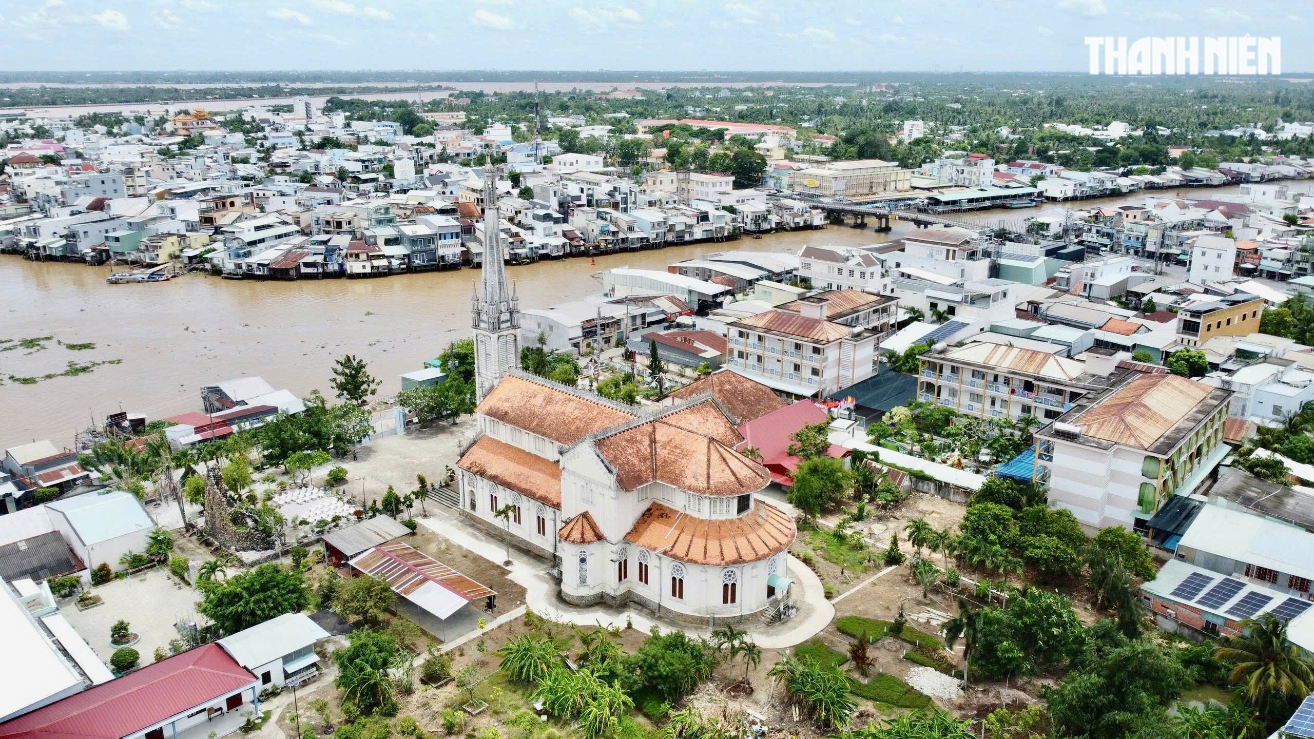 Khám phá nhà thờ trăm tuổi có tháp chuông cao nhất miền Tây- Ảnh 1.