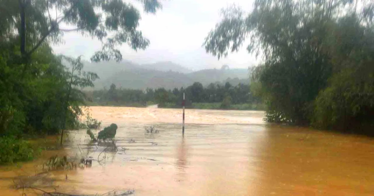 Cầu tràn ngập nước sâu, bản Rào Tre bị chia cắt