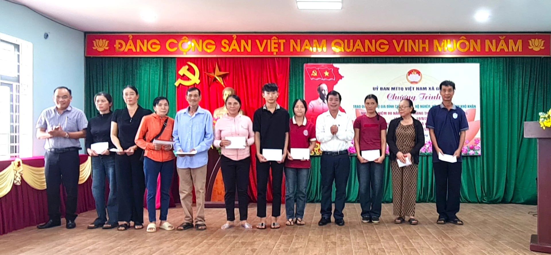 Lãnh đạo xã Gio Linh trao quà cho người dân - Ảnh: Tr.Tuyền