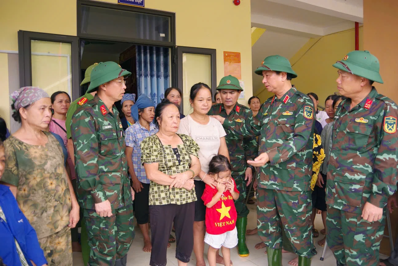 មេបញ្ជាការយោធភូមិភាគទី៤ ចុះពិនិត្យ និងផ្តល់សម្ភារចាំបាច់ដល់ប្រជាពលរដ្ឋនៅតំបន់រងគ្រោះដោយទឹកជំនន់