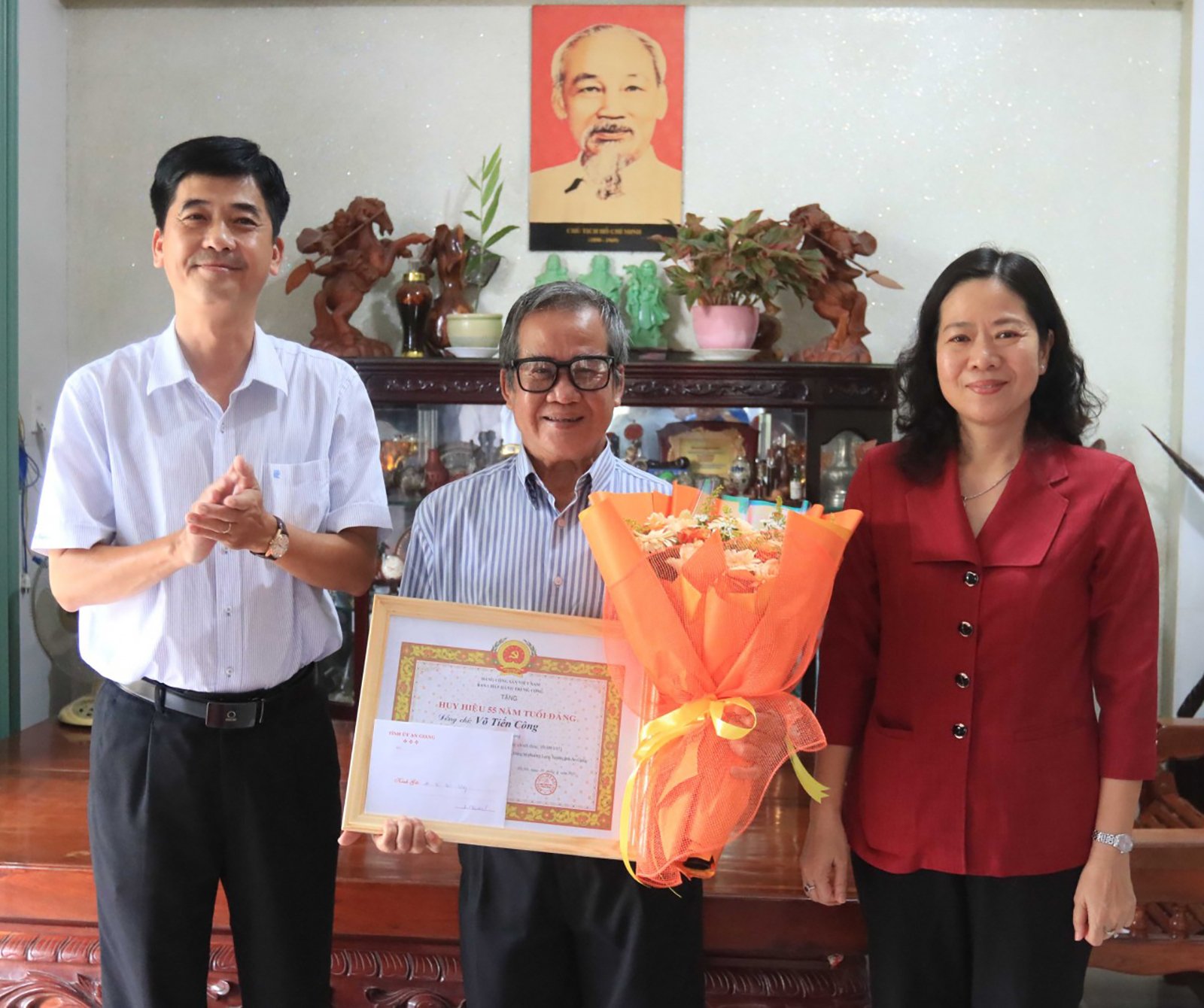 Trao Huy hiệu 55 năm tuổi Đảng cho đảng viên Võ Văn Lâm và Võ Tiến Công 