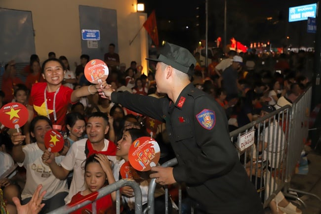 Người dân hào hứng xuyên đêm chờ Tổng duyệt Lễ diễu binh, diễu hành kỷ niệm 80 năm Cách mạng tháng Tám và Quốc khánh 2/9 - Ảnh 7.