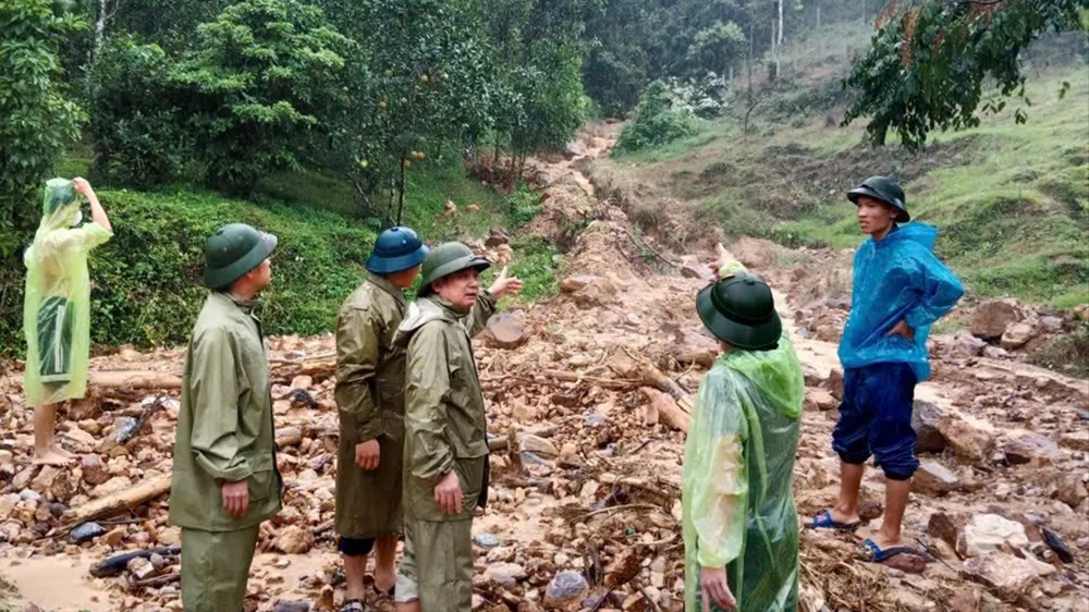 Lãnh đạo xã Hương Xuân kiểm tra, chỉ đạo đôn đốc thực hiện các biện pháp cảnh báo tại các địa điểm nguy cơ cao về sạt lở, ngập lụt 
