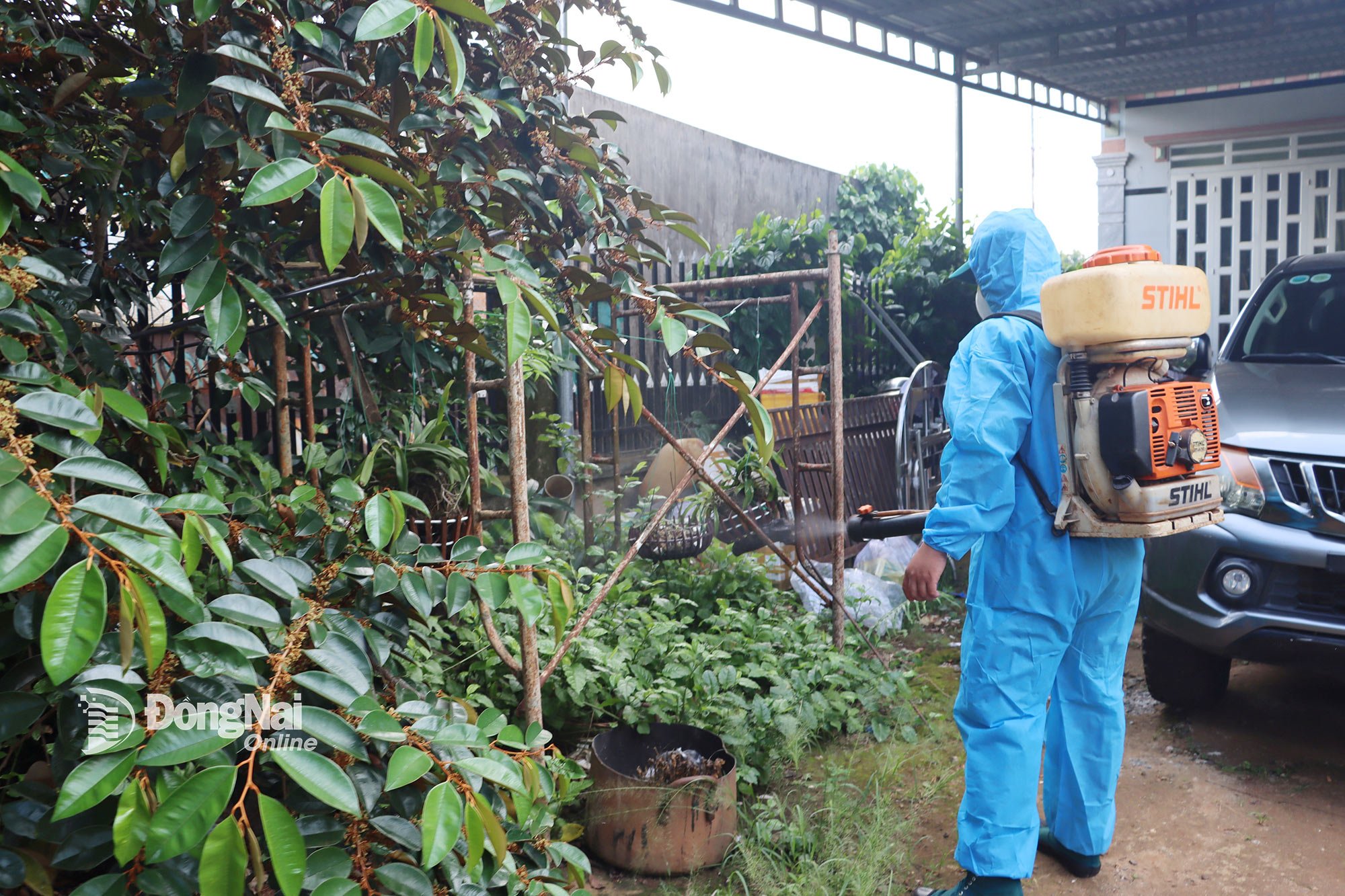 Health workers in Bu Gia Map area spray insecticide for households in Khac Khoan village, Phu Nghia commune to prevent dengue fever. Photo: Van Doan 