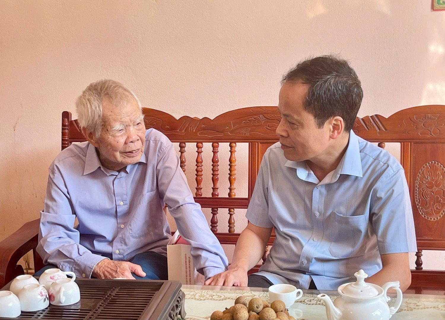 30 de agosto de 2025 4 regalos para el Sr. Nong Quoc Dung