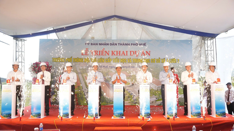 Các đại biểu thực hiện nghi thức triển khai dự án. 