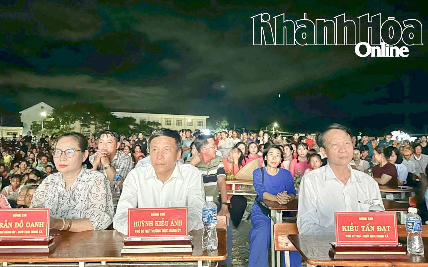 Các đại biểu và đông đảo người dân tham dự chương trình.