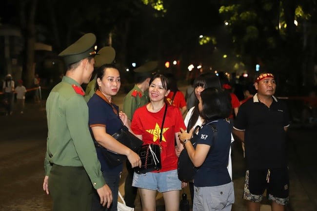 Người dân hào hứng xuyên đêm chờ Tổng duyệt Lễ diễu binh, diễu hành kỷ niệm 80 năm Cách mạng tháng Tám và Quốc khánh 2/9 - Ảnh 8.