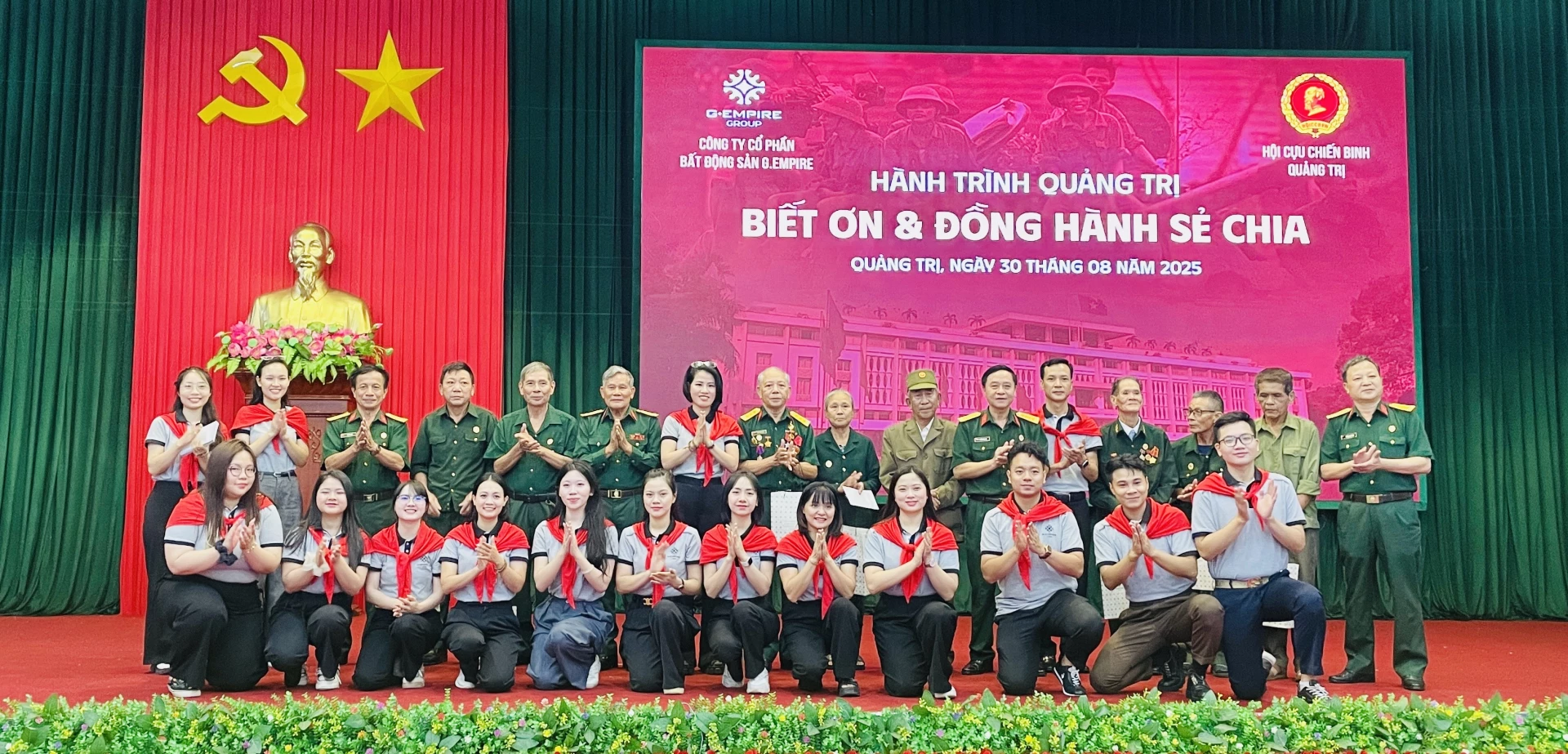 Ban tổ chức trao quà cho các cựu chiến binh có hoàn cảnh khó khăn - Ảnh: Đ.A