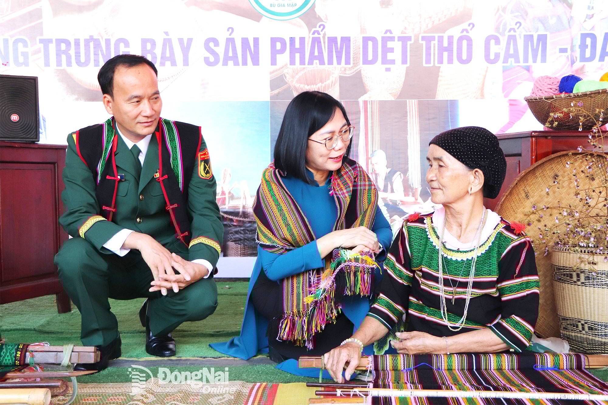 លោកវរសេនីយ៍ឯក Vo Thanh Danh សមាជិកគណៈកម្មាធិការអចិន្ត្រៃយ៍បក្សខេត្ត មេបញ្ជាការបញ្ជាការដ្ឋានយោធាខេត្ត Dong Nai និងសមាជិកគណៈកម្មាធិការបក្សខេត្ត អនុប្រធានគណៈកម្មាធិការប្រជាជនខេត្ត Nguyen Thi Hoang បានពិភាក្សាជាមួយប្រជាជន M'nong នៅឃុំ Bu Gia Map អំពីការត្បាញអាវផាយ។ រូបថត៖ ង៉ុក លៀន
