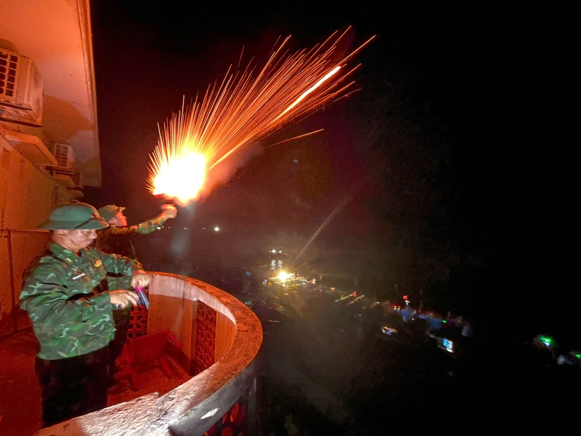 Die Grenzwache Con Co organisiert ein Sturmwarnungsfeuerwerk, um Schiffe aufzufordern, Sturm Nummer 6 zu vermeiden – Foto: DV