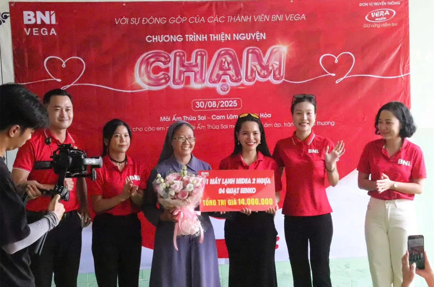 គណៈប្រតិភូ​បាន​ប្រគល់​អំណោយ​ជា​និមិត្ត​រូប​ដល់​ទីជម្រក​អ្នកផ្សព្វផ្សាយសាសនា។