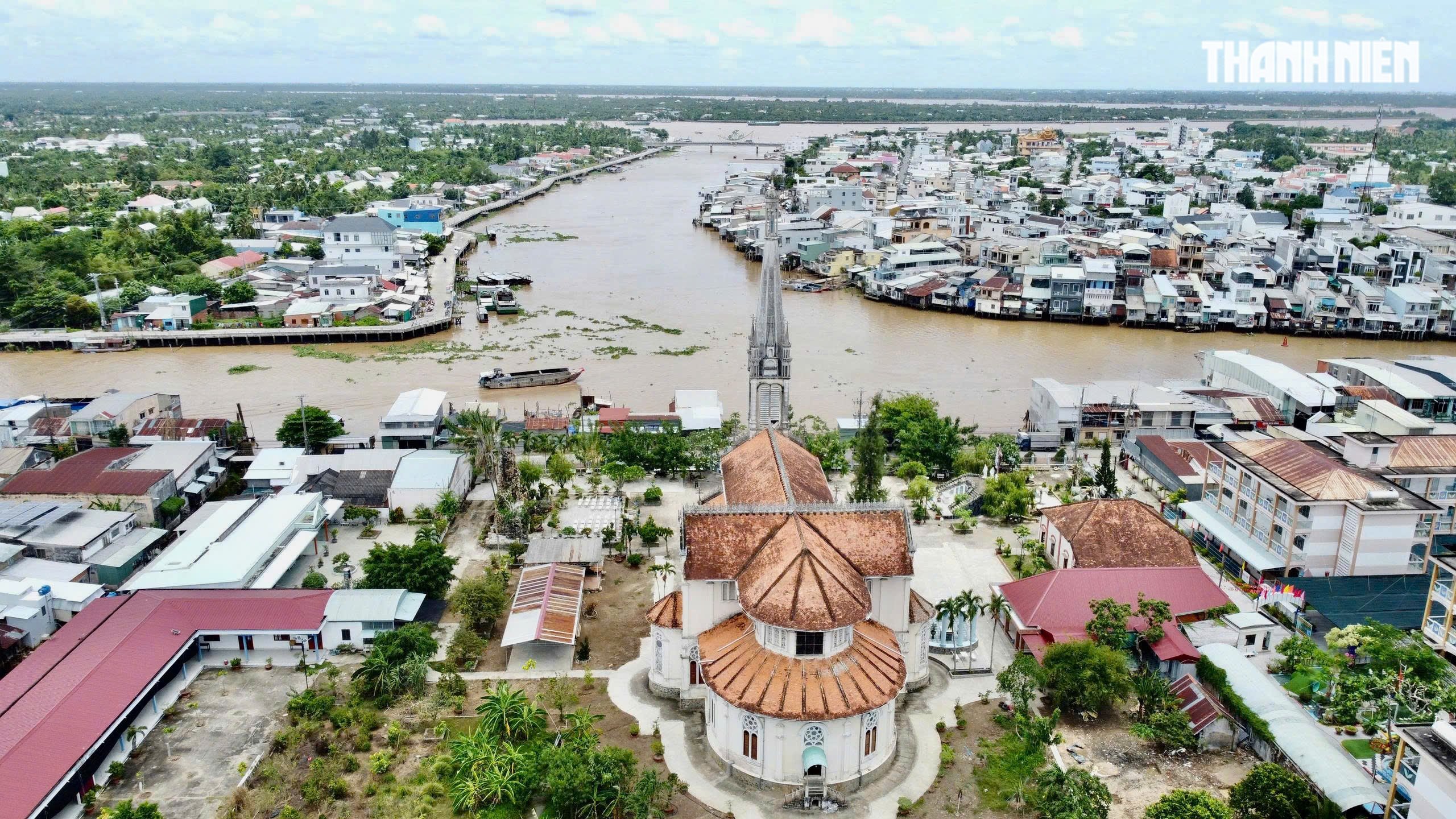 Khám phá nhà thờ trăm tuổi có tháp chuông cao nhất miền Tây- Ảnh 10.