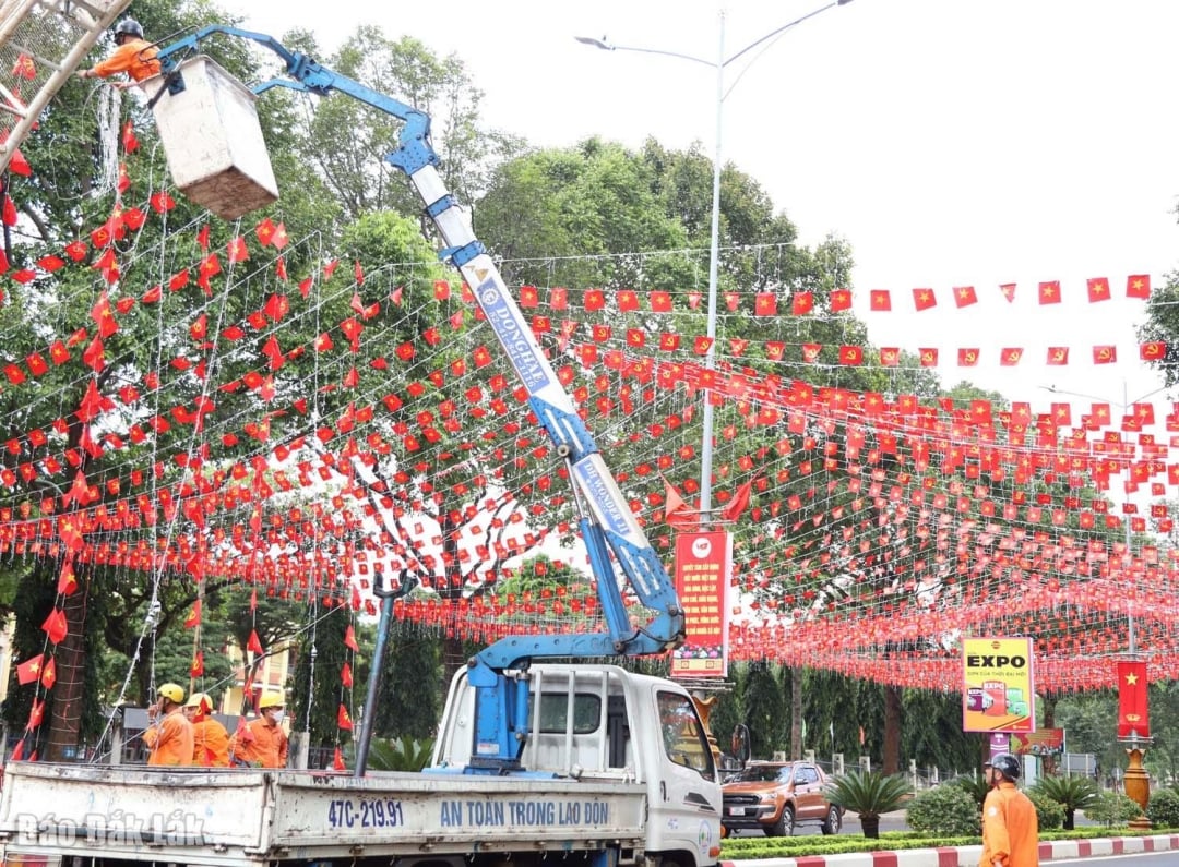 Dak Lak Urban and Environment Joint Stock Company decorates the streets with flags and lights.