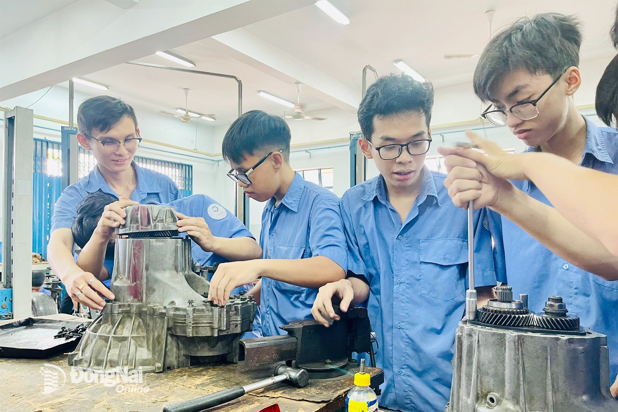 Étudiants en ingénierie du Collège technique de Dong Nai (quartier de Tran Bien, province de Dong Nai) lors d'une séance pratique. Photo : Hai Yen
