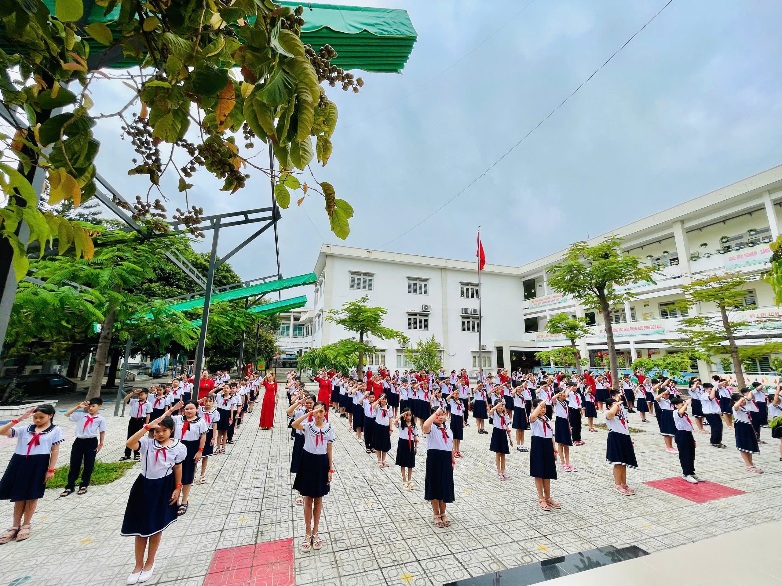 Trường học TP.HCM đỏ rực cờ Tổ quốc chào Quốc khánh 2.9 - Ảnh 2.
