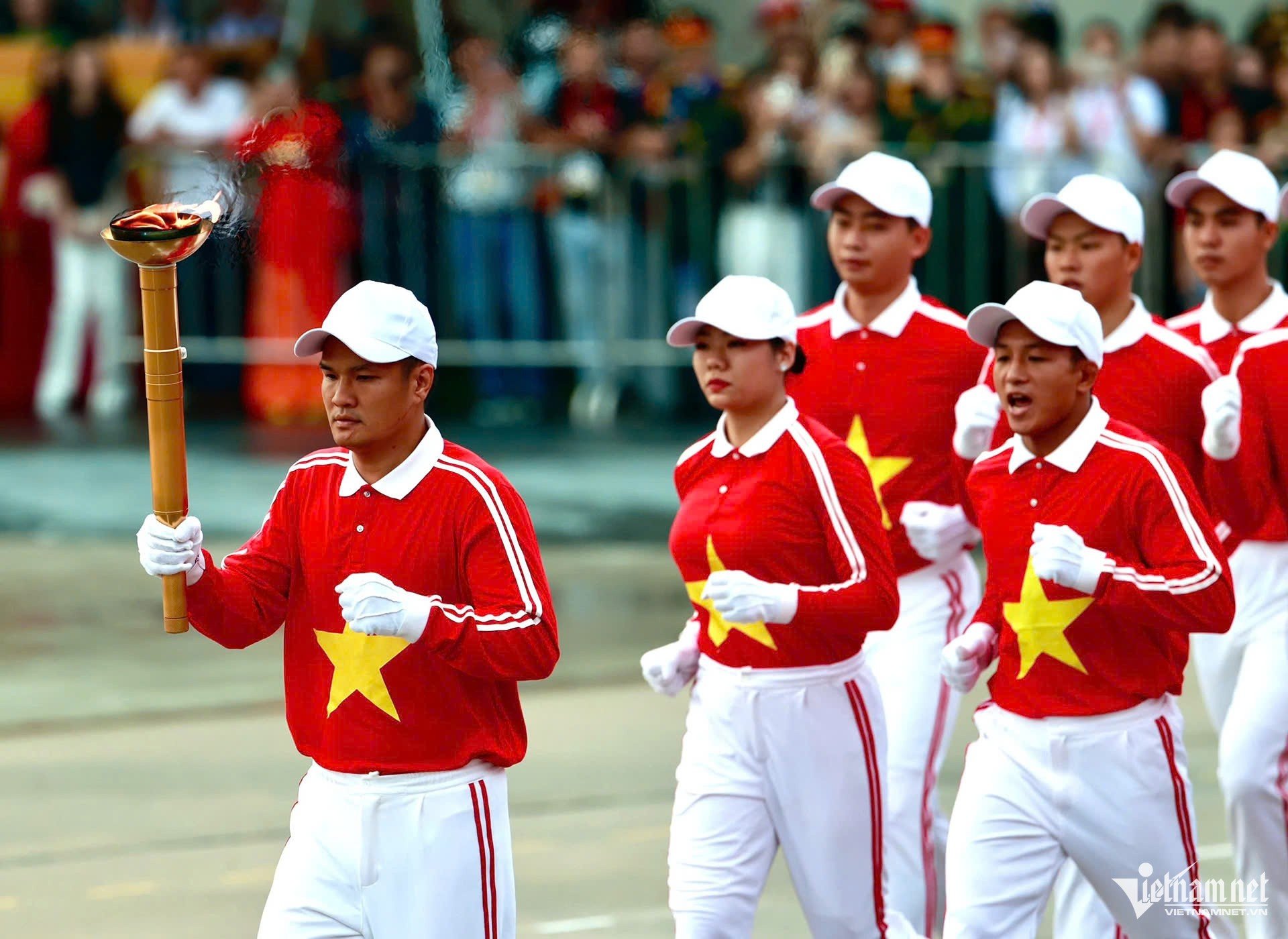 Màn rước đuốc từ Bảo tàng Hồ Chí Minh về Quảng trường Ba Đình. (Ảnh: VietNamNet) Màn rước đuốc từ Bảo tàng Hồ Chí Minh về Quảng trường Ba Đình. (Ảnh: VietNamNet)