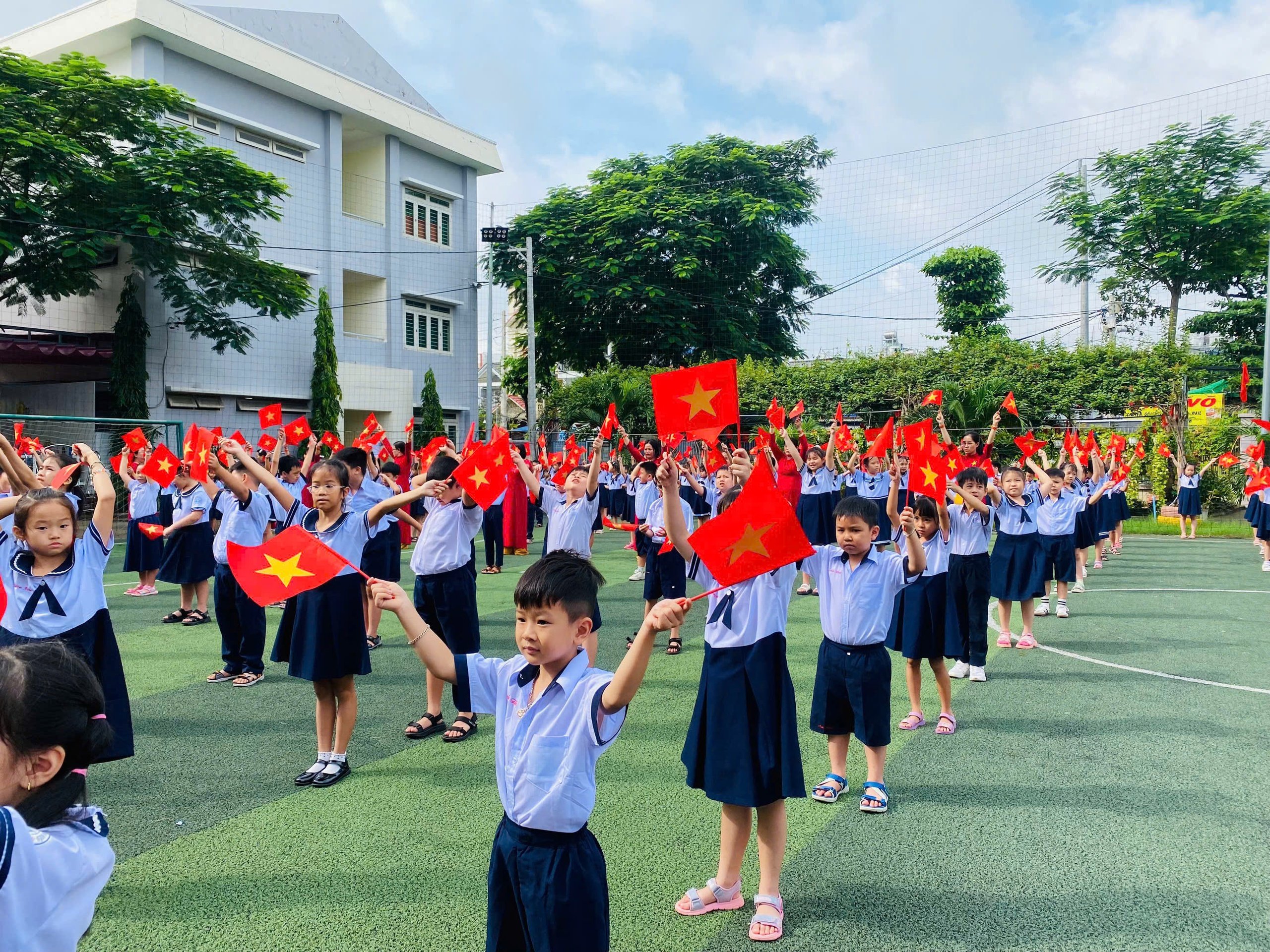 Trường học TP.HCM đỏ rực cờ Tổ quốc chào Quốc khánh 2.9 - Ảnh 5.