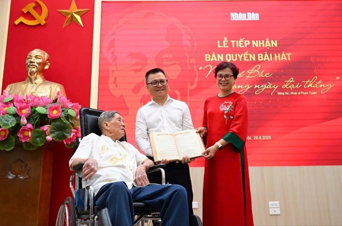 nhac-si-pham-tuyen-nhu-co-bac-trong-ngay-dai-thang(1).jpg