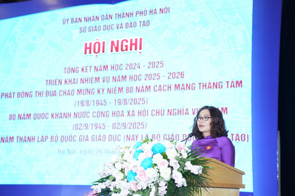 Cô Nguyễn Thị Lý - Hiệu trưởng Trường THCS Nguyễn Du, phường Đại Mỗ tham luận tại hội nghị