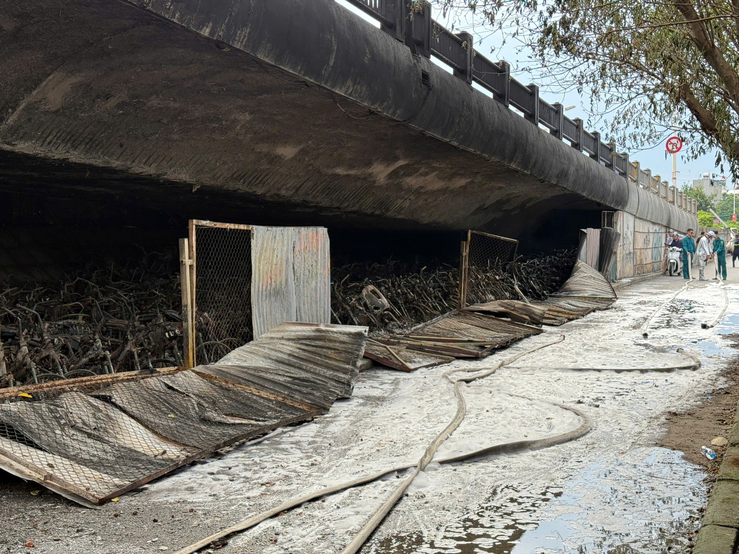Fire at parking lot at Vinh Tuy bridge foot, thick black smoke -0