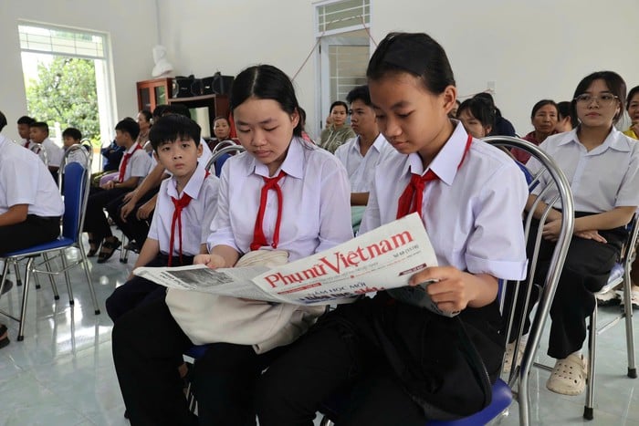 Khánh Hòa: Phụ nữ và trẻ mồ côi được tặng Báo Phụ nữ Việt Nam- Ảnh 1.
