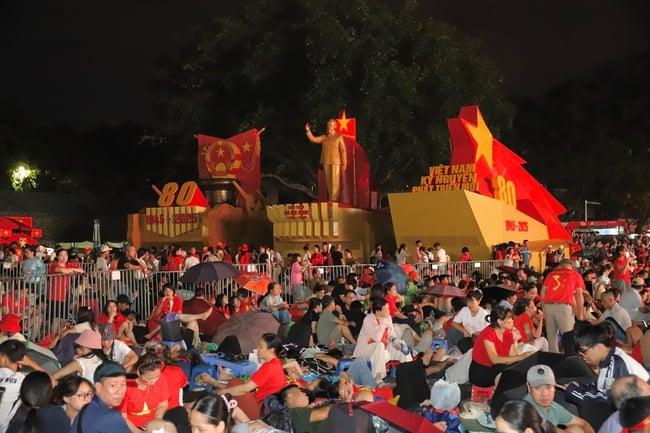 Người dân hào hứng xuyên đêm chờ Tổng duyệt Lễ diễu binh, diễu hành kỷ niệm 80 năm Cách mạng tháng Tám và Quốc khánh 2/9 - Ảnh 2.
