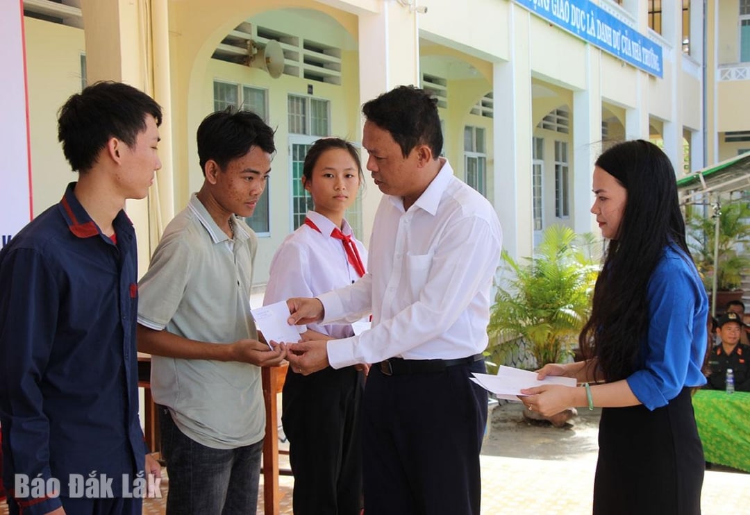 លេខាបក្ស ប្រធានក្រុមប្រឹក្សាប្រជាជនឃុំ Tay Hoa លោក Phan Xuan Hanh ជូនអំណោយដល់សិស្សានុសិស្សក្នុងឱកាសឆ្នាំសិក្សាថ្មី