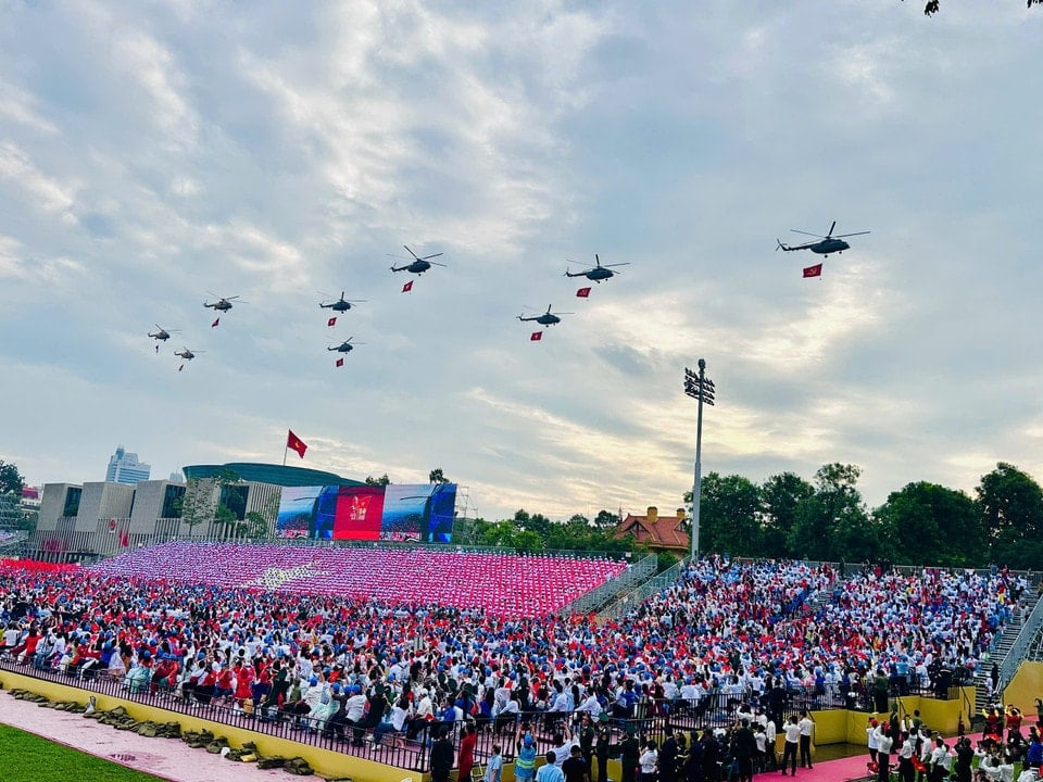 Наблюдаю за самолетами, парящими в небе над Бадинем. (Фото: PV/Vietnam+)