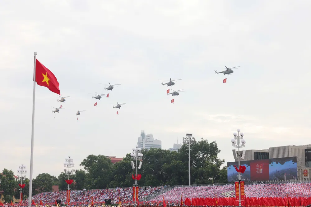 Biên đội trực thăng bay qua lễ đài. Ảnh: QUANG PHÚC