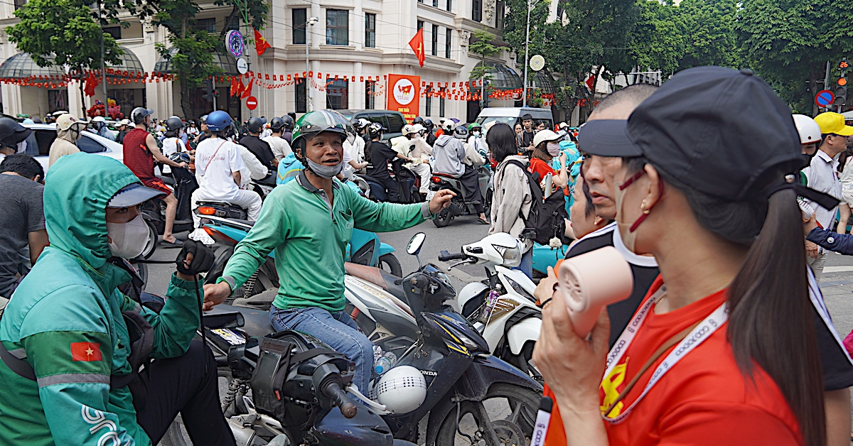 Muôn kiểu dịch vụ, bán hàng tự phát 'hét giá', người dân xem diễu binh bấm bụng chi tiền