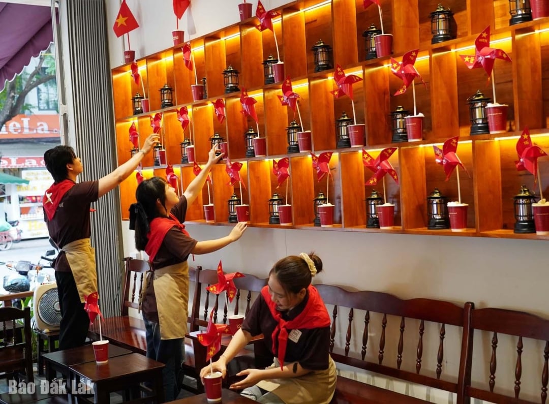 Shops in Tuy Hoa ward decorated their premises with national flags to celebrate National Day.