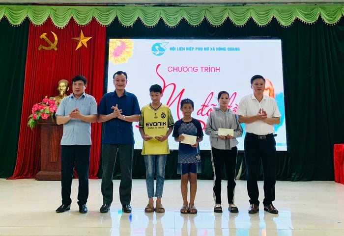 Hưng Yên: Hội LHPN xã Hồng Quang trao kinh phí đỡ đầu 64 trẻ em mồ côi trước thềm năm học mới- Ảnh 1.