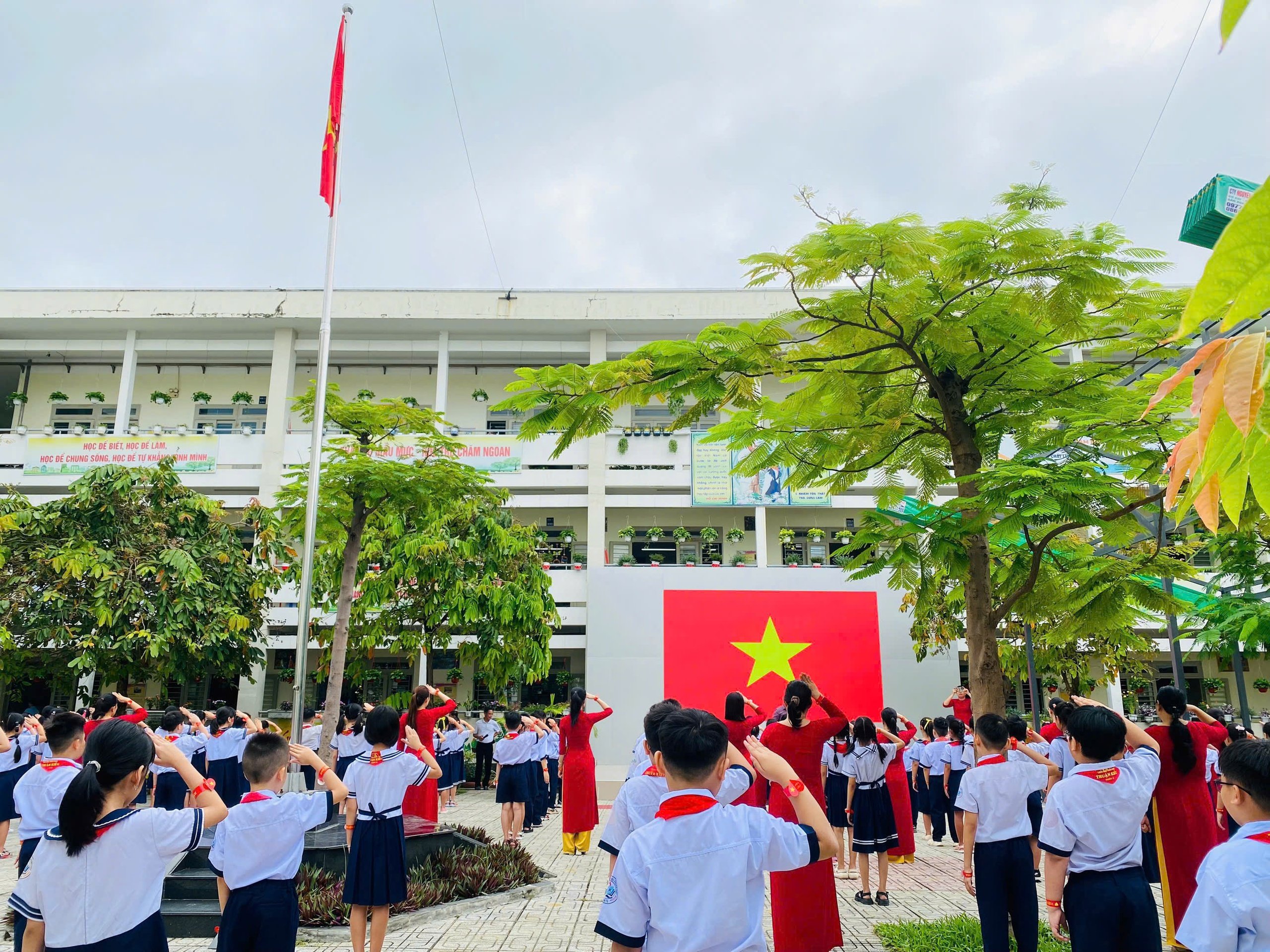 Trường học TP.HCM đỏ rực cờ Tổ quốc chào Quốc khánh 2.9 - Ảnh 3.