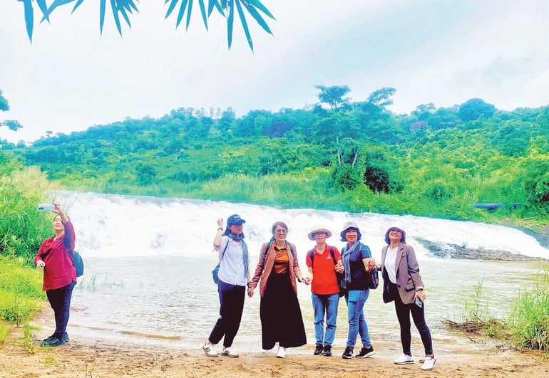 ve-dep-hoang-so-trong-treo-cua-thac-pyau.jpg