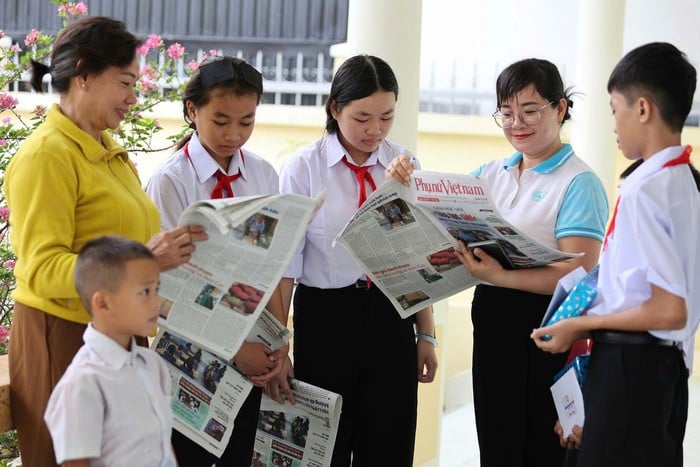 Khánh Hòa: Phụ nữ và trẻ mồ côi được tặng Báo Phụ nữ Việt Nam- Ảnh 4.