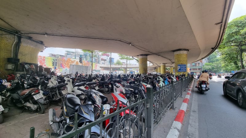 Bauministerium von Hanoi: Beratungseinheit untersucht den Bereich unter der Vinh-Tuy-Brücke, der Feuer gefangen hat -0